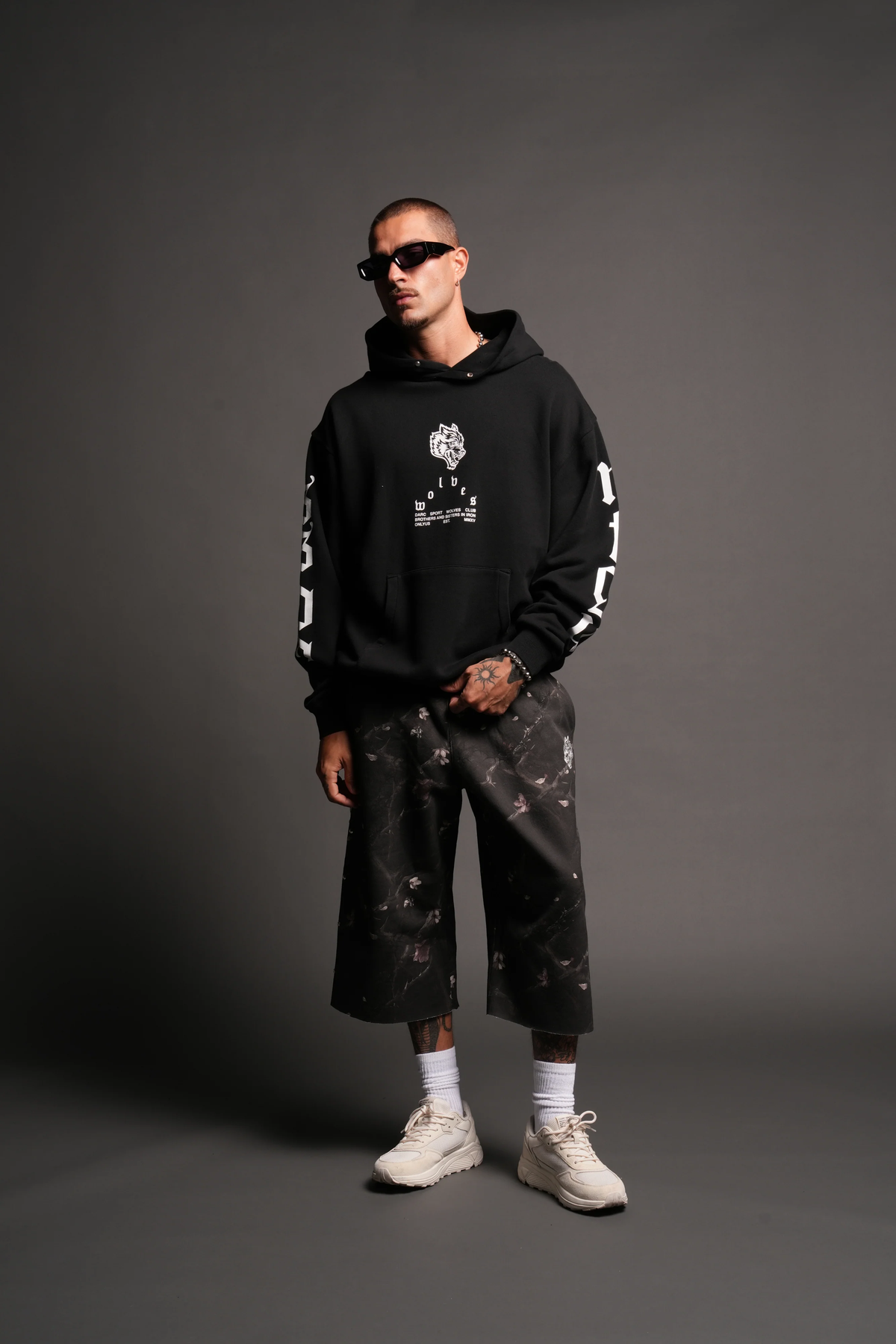 BIG WOLF HEAD PIERCE HOODIE IN BLACK