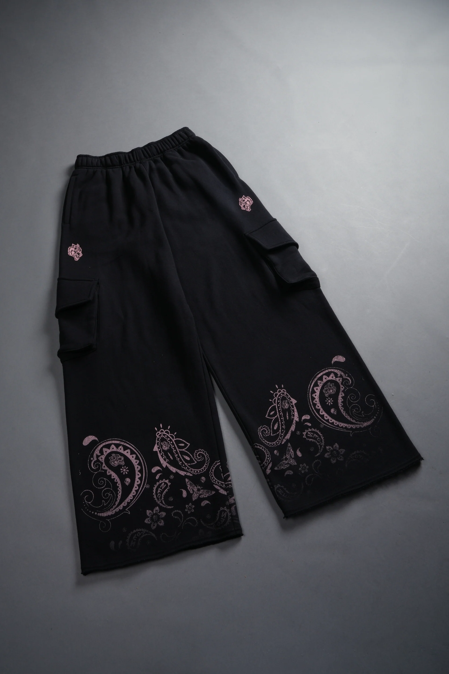 FADED PAISLEY DURST CARGO SWEATS IN BLACK