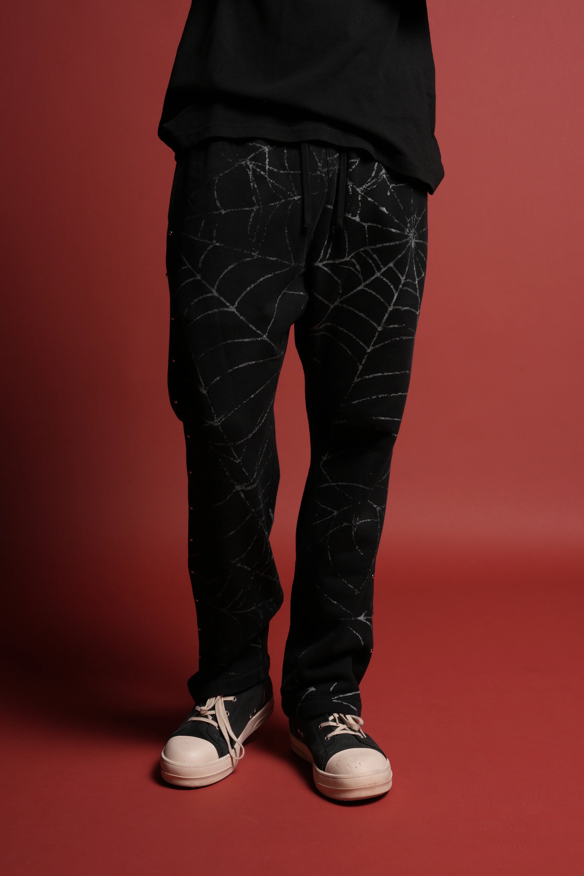 STUD WEB BIGELOW SWEAT PANTS IN BLACK SUN FADE