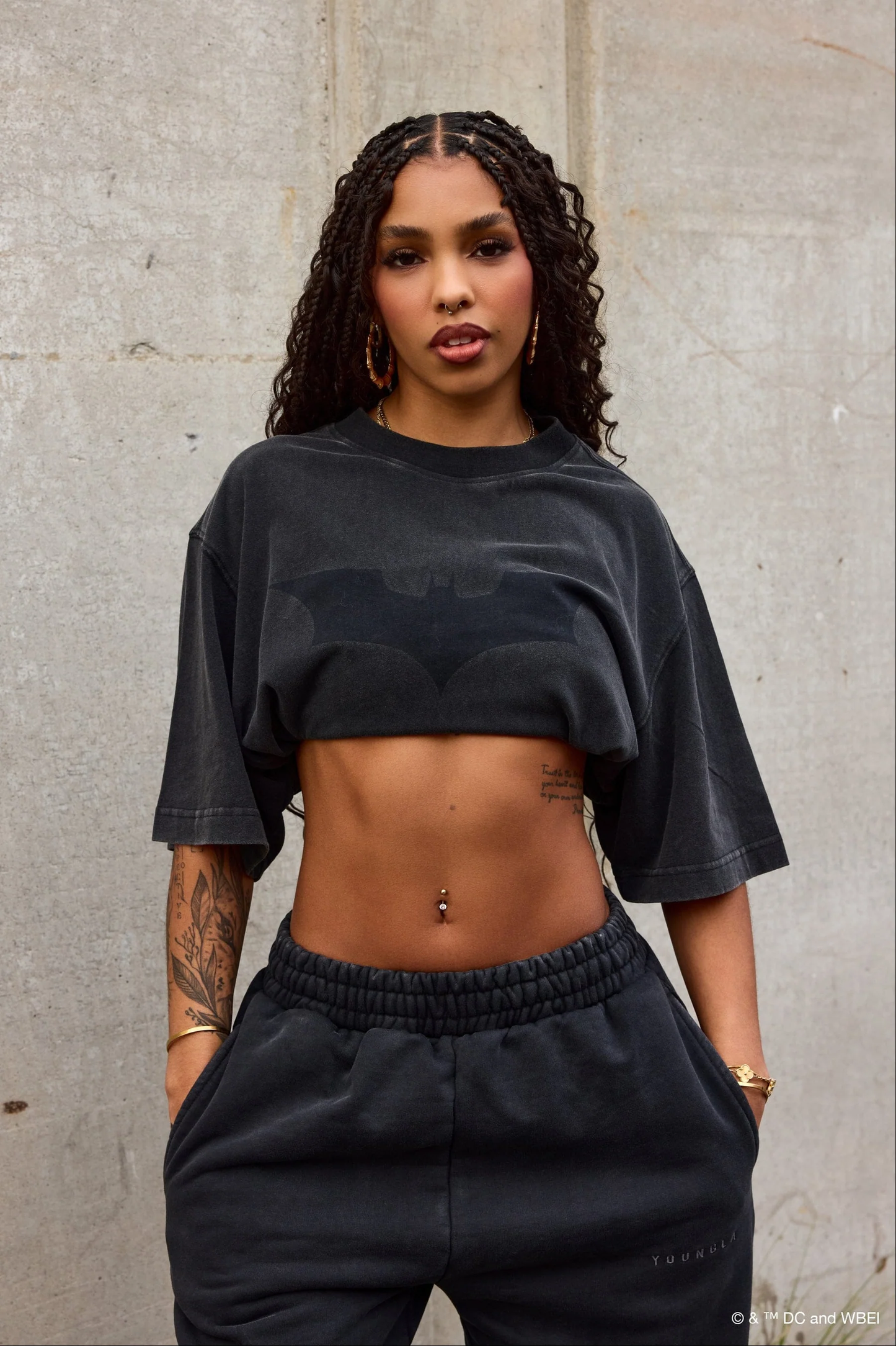 W4103 BATMAN LIVED-IN TEE