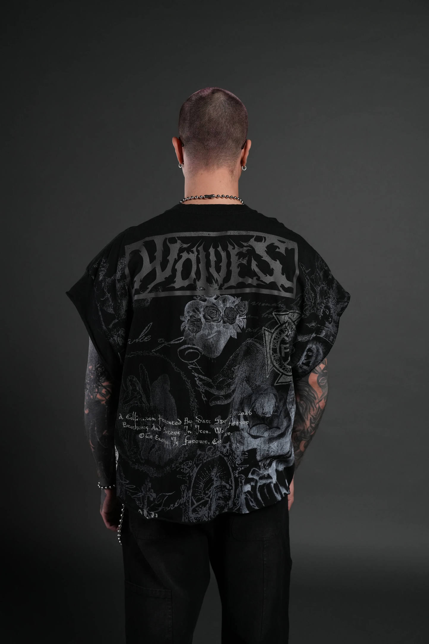 HEART OF THORNS DISTRESSED GRUNGE CUT-OFF MID-LENGTH RAW HEM TEE IN BLACK