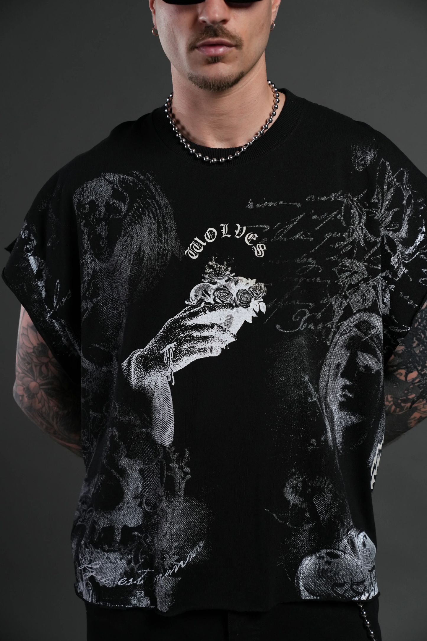 HEART OF THORNS DISTRESSED GRUNGE CUT-OFF MID-LENGTH RAW HEM TEE IN BLACK