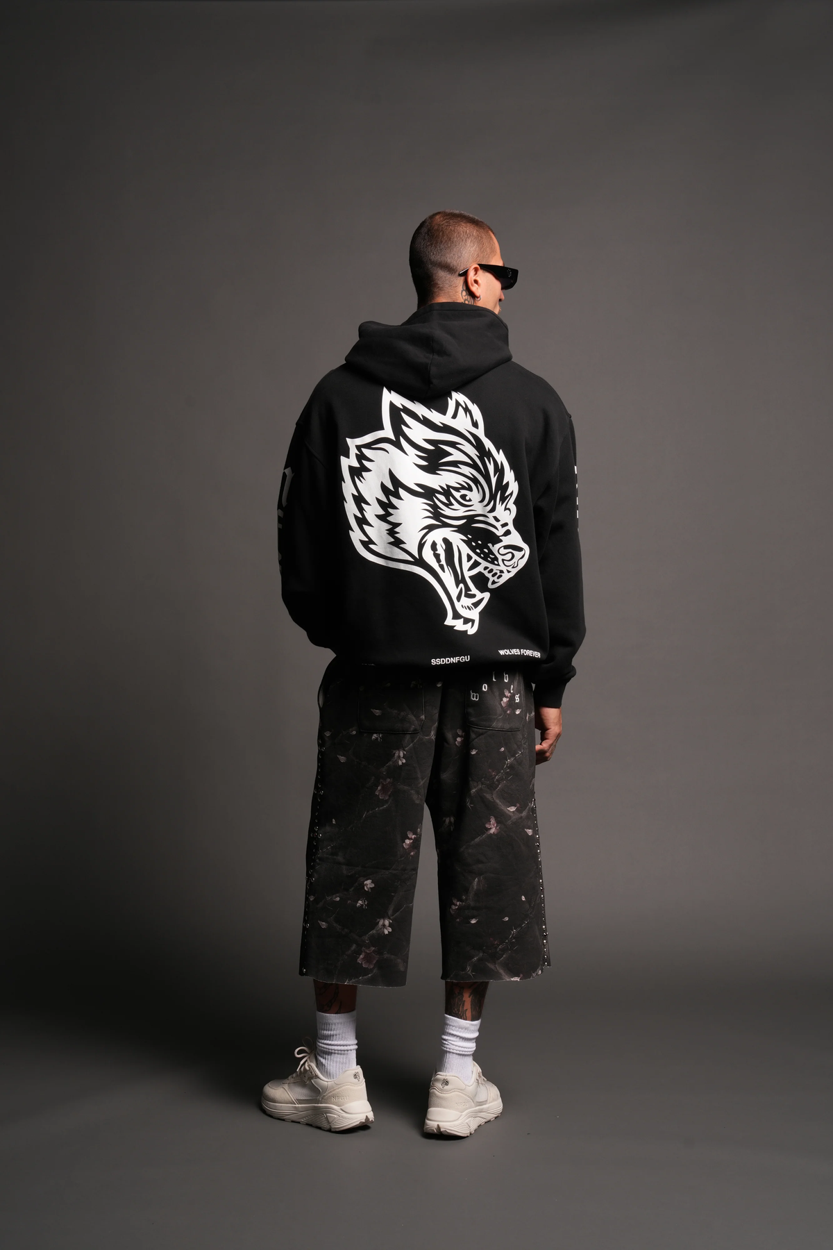 BIG WOLF HEAD PIERCE HOODIE IN BLACK