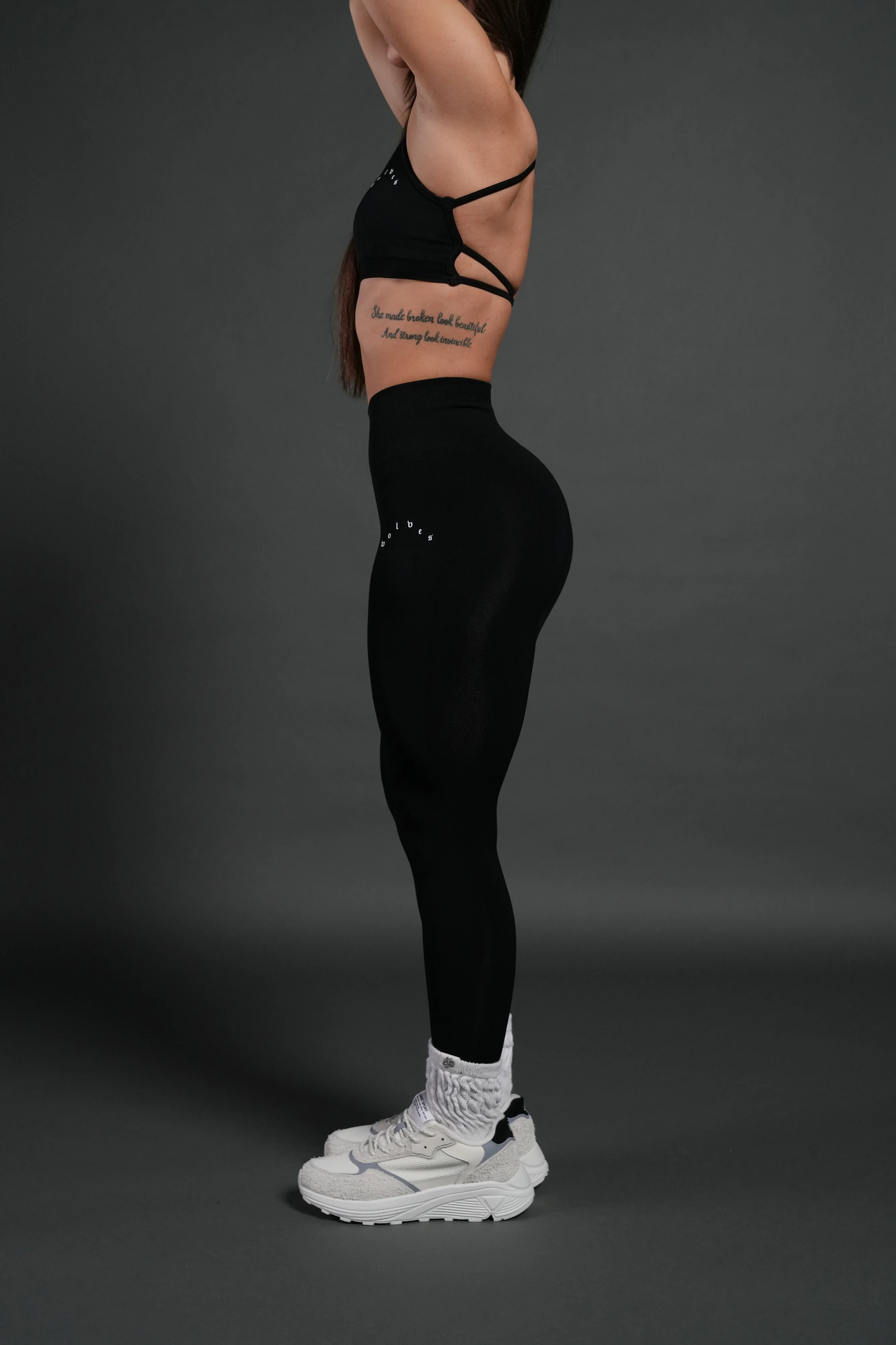 WOLVES PYRAMID "SKYLAR" SOFT SEAMLESS LEGGINGS IN BLACK