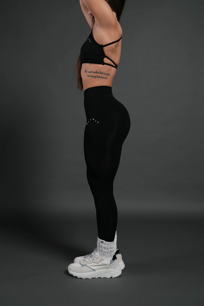 WOLVES PYRAMID "SKYLAR" SOFT SEAMLESS LEGGINGS IN BLACK